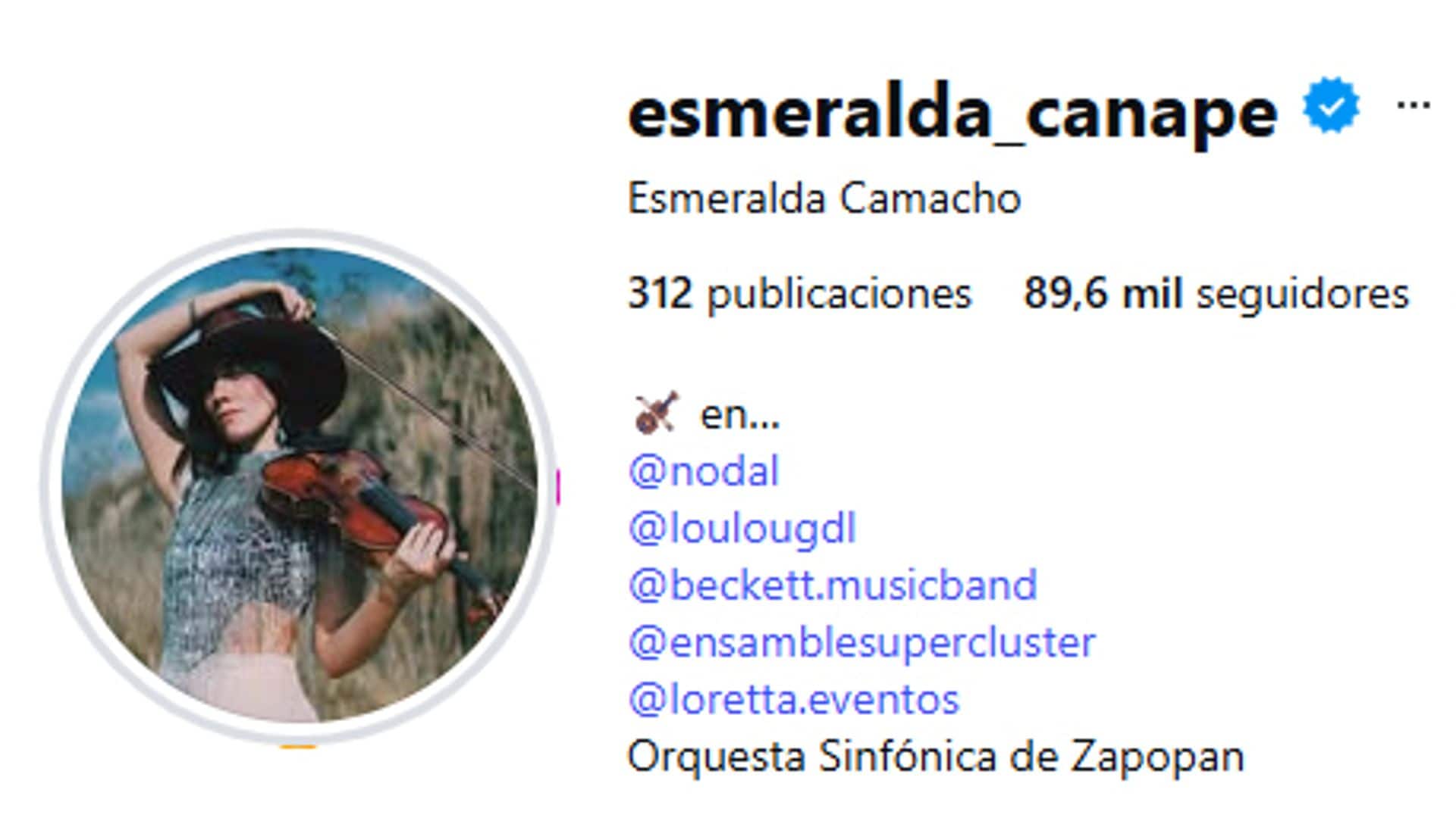 En las credenciales de Esmeralda aún figura que es parte de la banda de Christian Nodal.