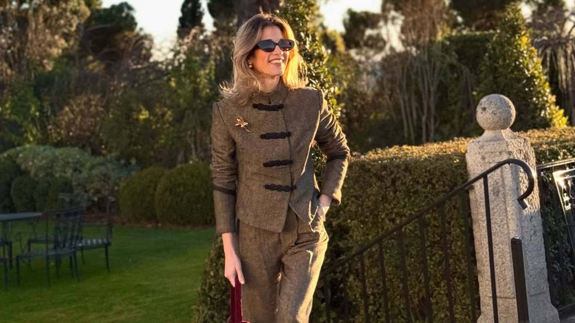 Cómoda como una bomber, elegante como una blazer: te rendirás a la chaqueta de estilo mandarín esta ​temporada​