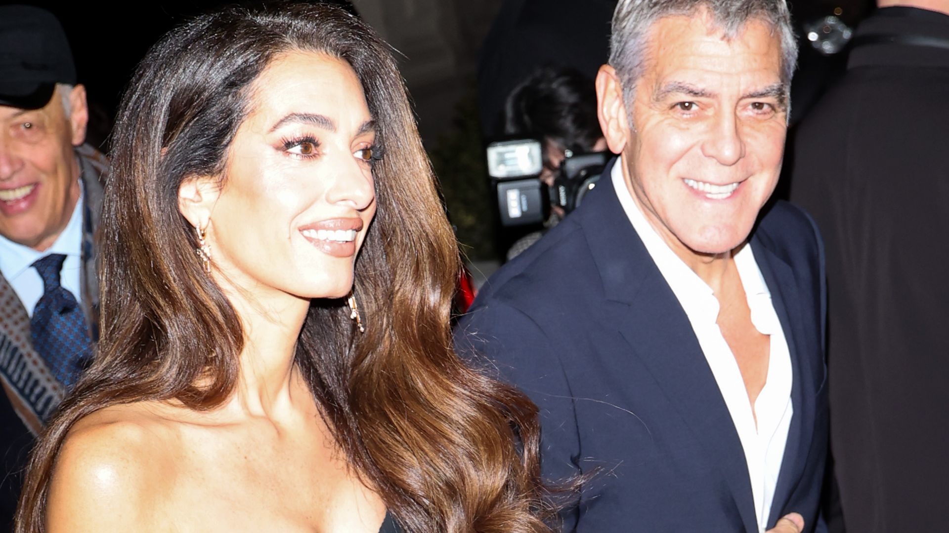 Amal Clooney acapara miradas en Milán con su estilo