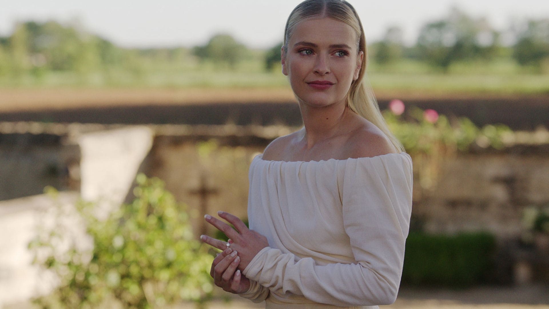 Localizamos en Zara y otras marcas los looks estrella de tus series favoritas