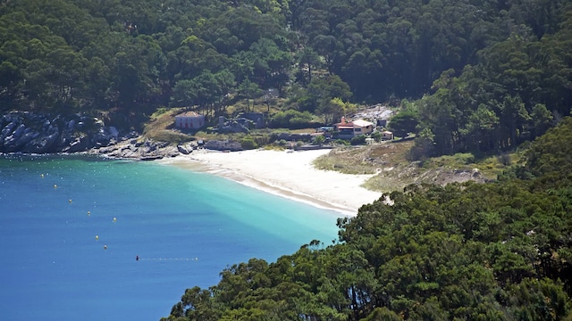 Playa paradisíaca en la isla de Ons, Parque Nacional Marítimo-Terrestre de las Islas Atlánticas en Pontevedra, Galicia