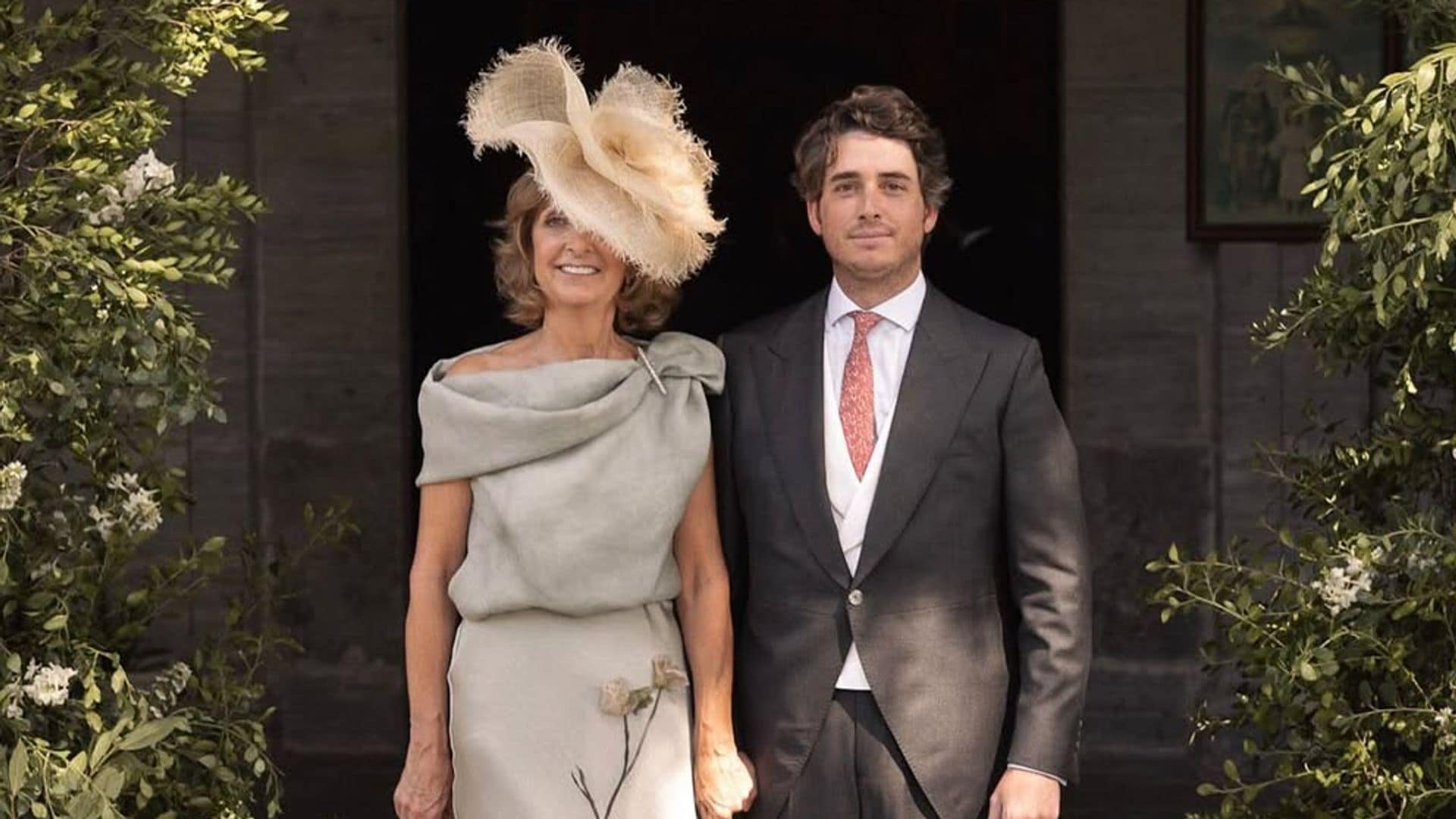 ​María, una madrina con vestido verde grisáceo con flores, de Sole Alonso, y tocado de rafia de Mimoki
