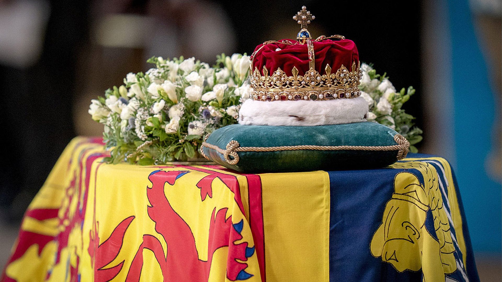 De oro y con 42 gemas y piedras preciosas: la imponente corona sobre el féretro de la Reina con 500 años de historia