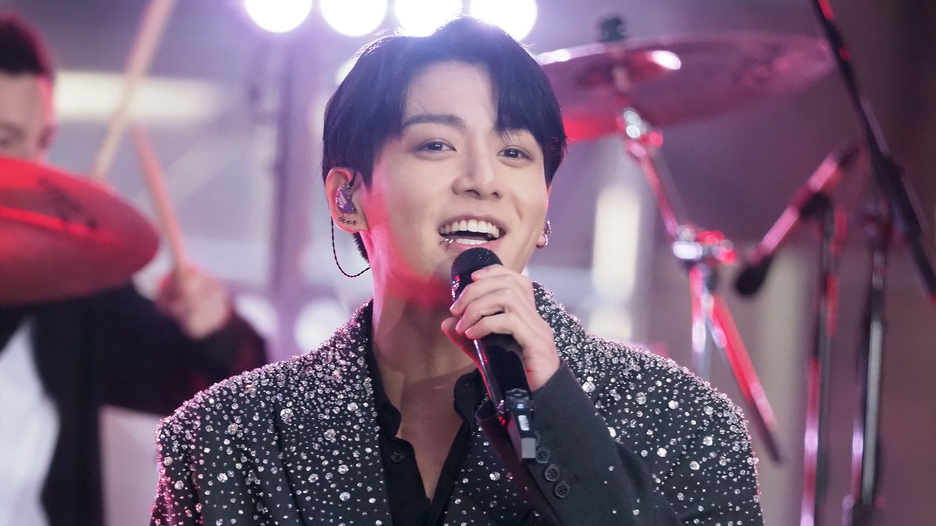  Jungkook de BTS cantando en 'Today' de la cadena NBC, en Nueva York, en noviembre de 2025.