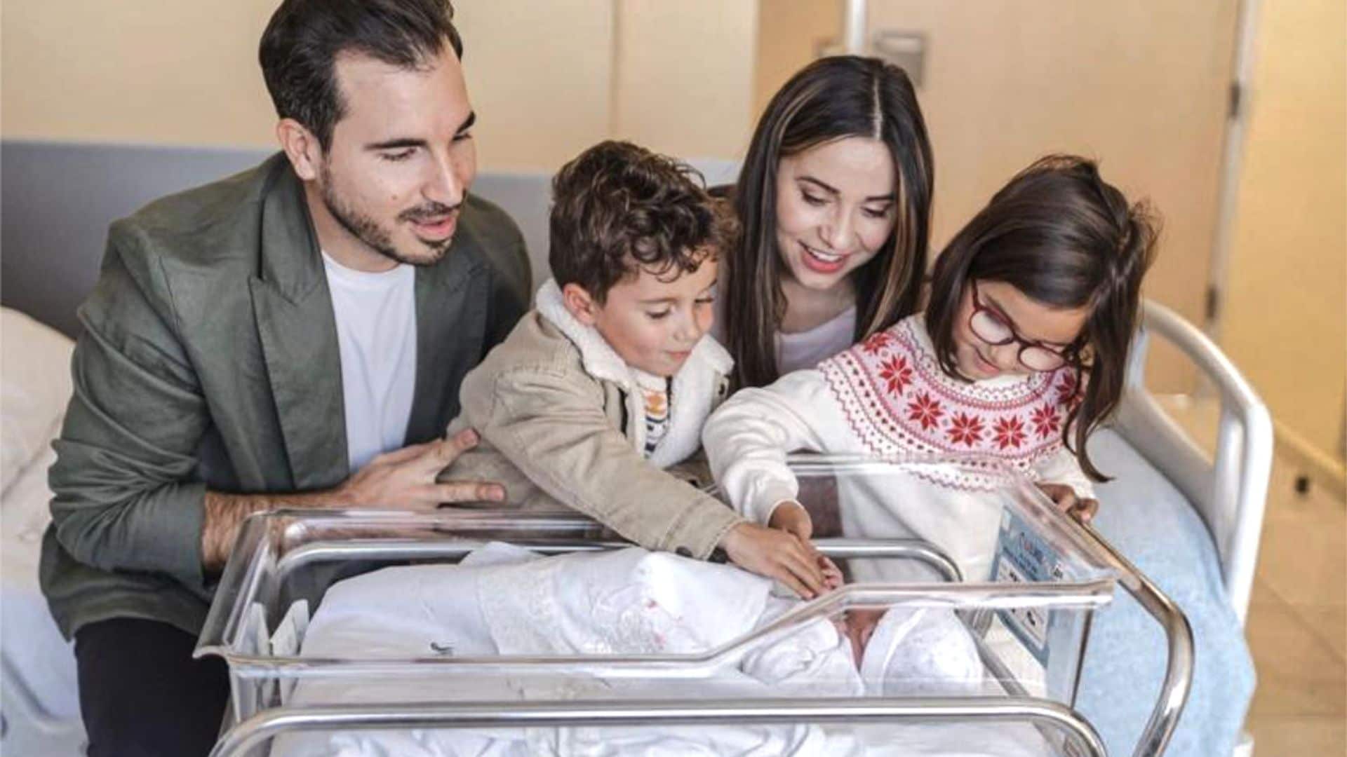 Verónica Díaz y Javier Castillo muestran las imágenes del primer encuentro entre sus dos hijos y el recién nacido Pablo