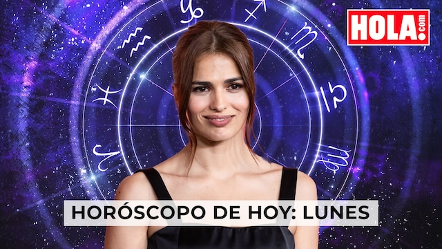 Sara Sálamo en primer plano, de fondo la rueda del zodiaco
