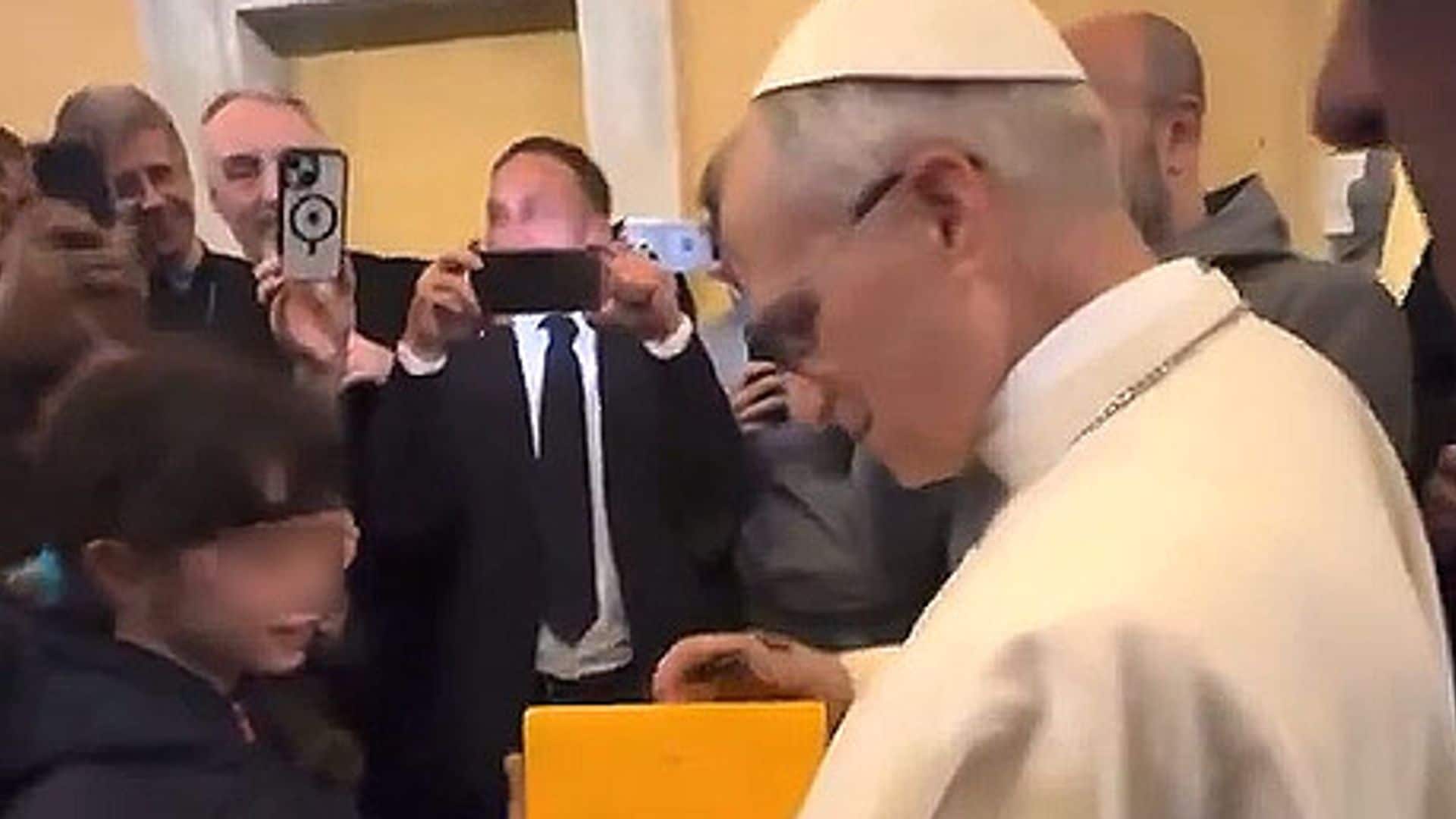 León XIV firma por primera vez como Papa en la biblia de una niña: el momento, en vídeo