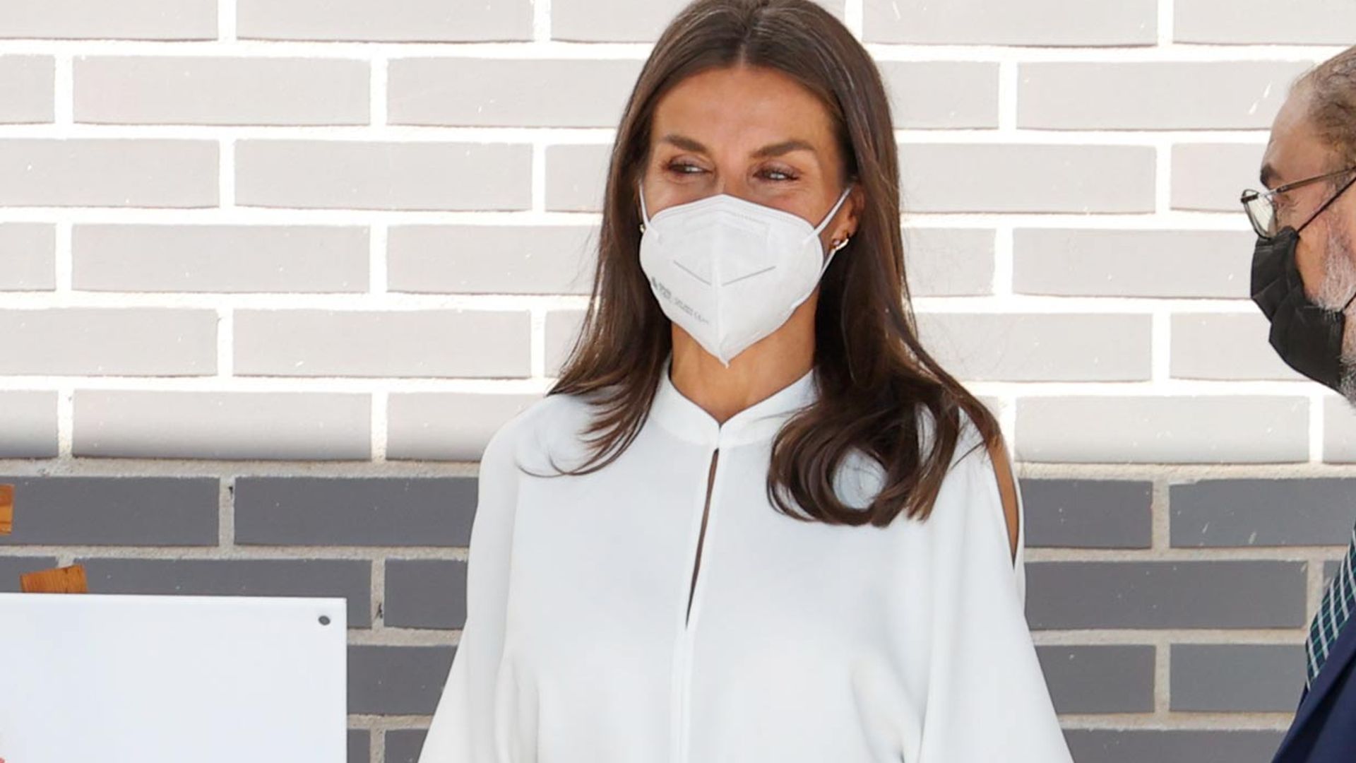 Doña Letizia inaugura el curso con sus 'culottes' preferidos y nuevas alpargatas de cuña