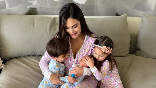 Ximena Navarrete con sus tres hijos: Ximena, Juan Carlos y Santiago.