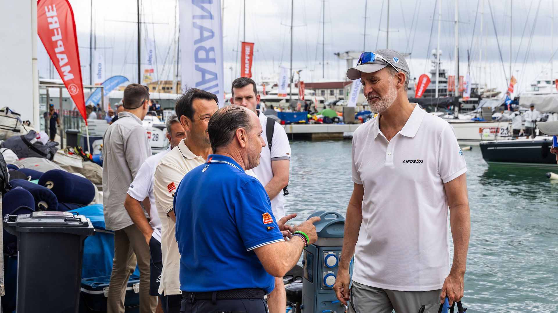 El rey Felipe VI da el pistoletazo de salida a la Copa del Rey MAPFRE navegando en el Aifos