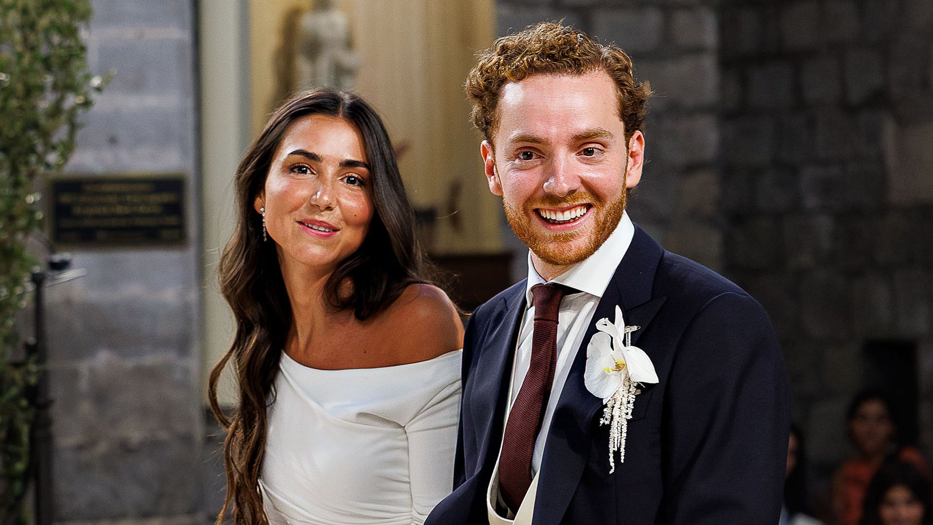 Natalia y Guillermo posan ante el altar de la iglesia de Sant Genís