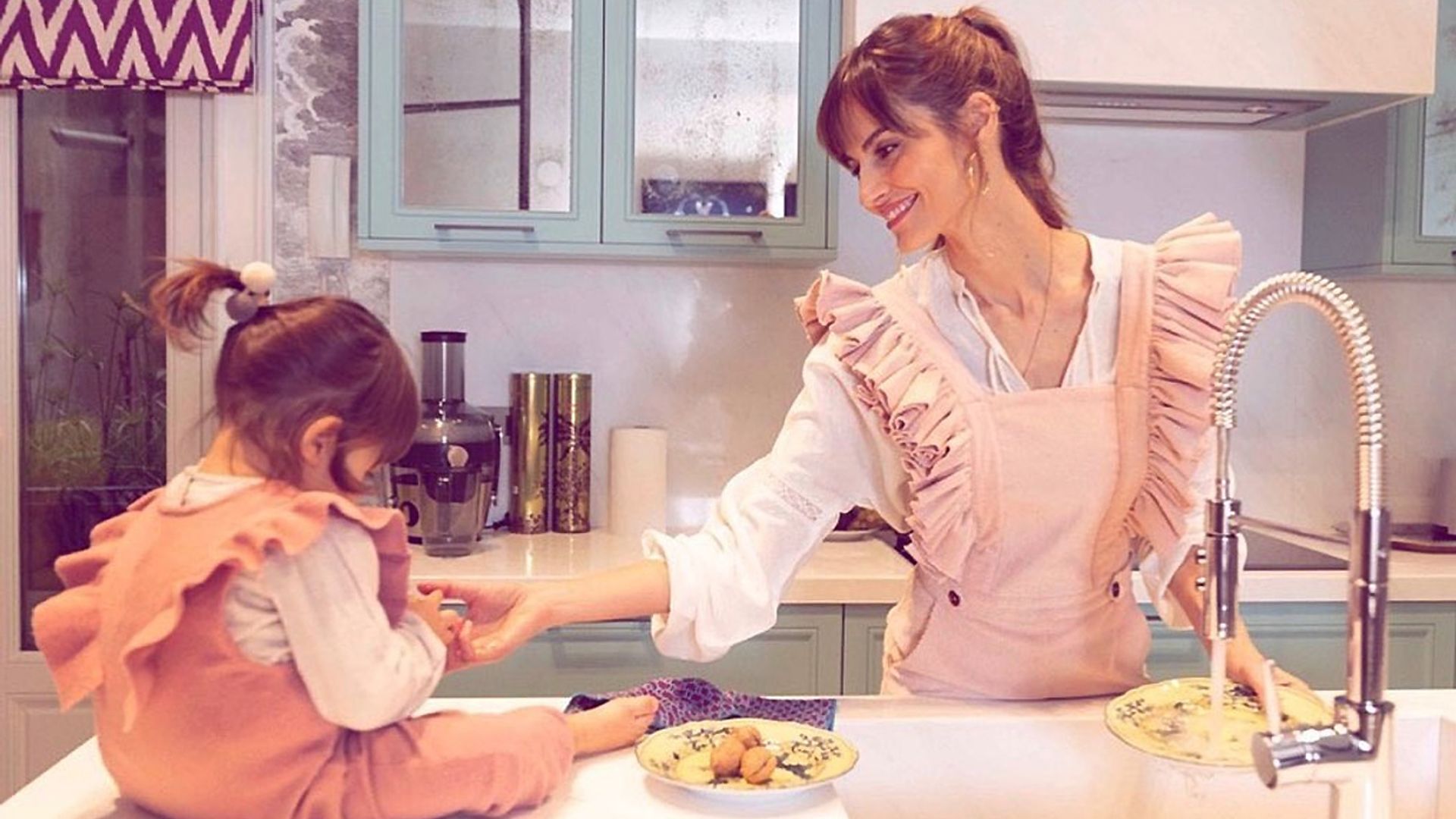 Ariadne Artiles prepara 'con la mejor pinche' el antojo más dulce de su embarazo