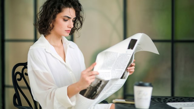 Mujer leyendo el periódico