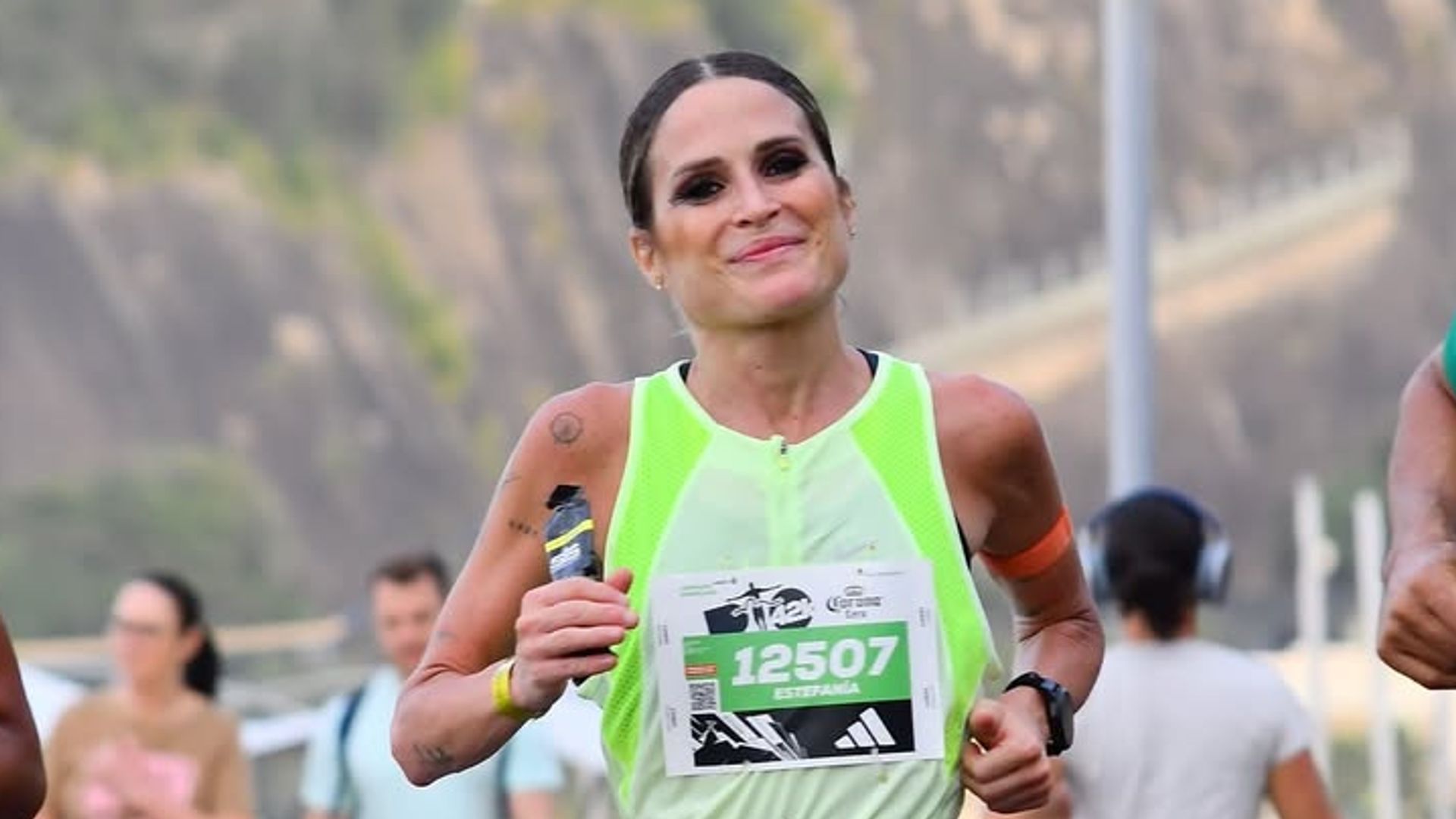 El impresionante reto de Verdeliss del que todos hablan: 24 horas corriendo sin parar en un escaparate con el apoyo de su familia