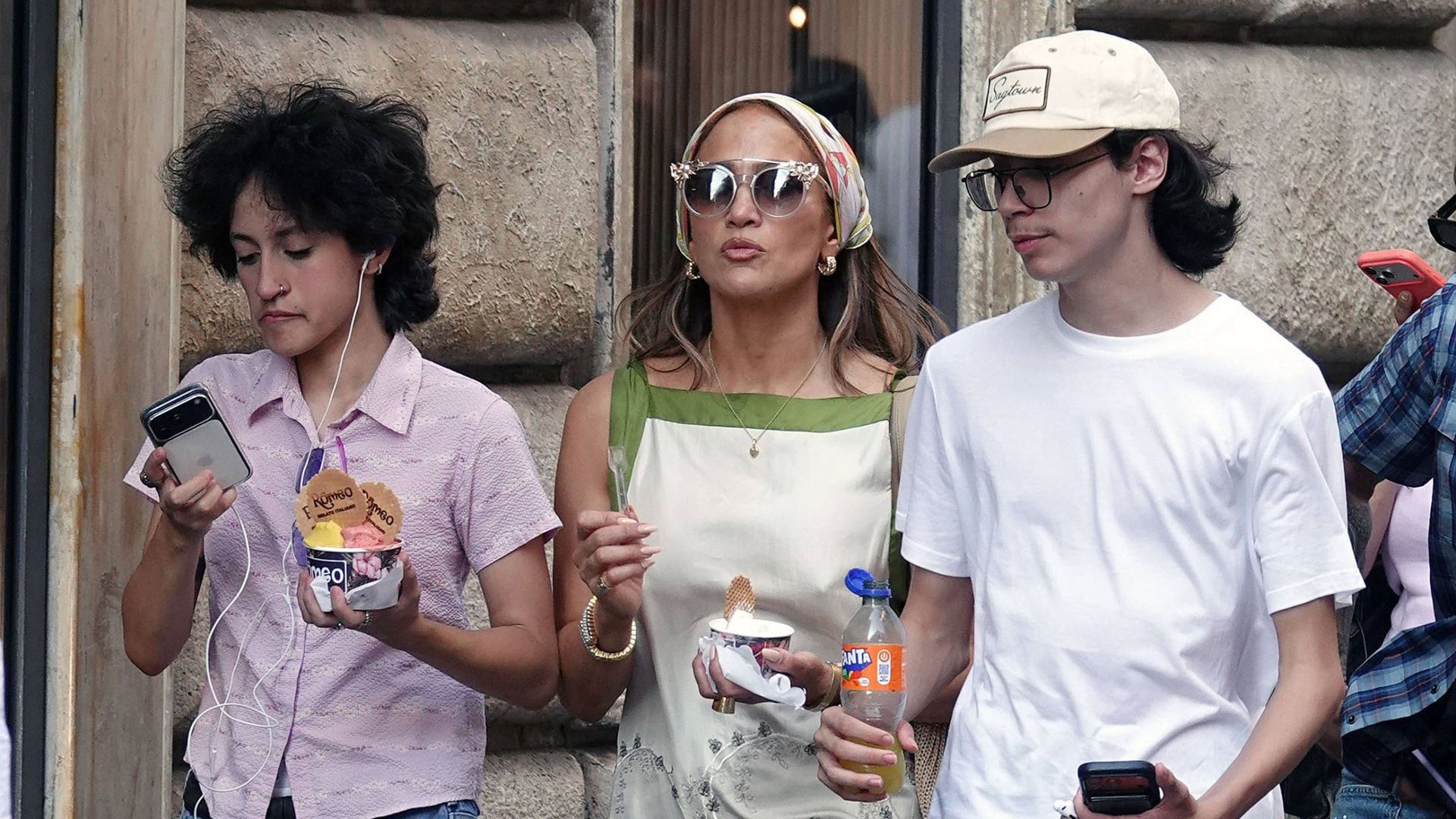 Jennifer Lopez paseando por Roma con sus hijos Oskar y Max 