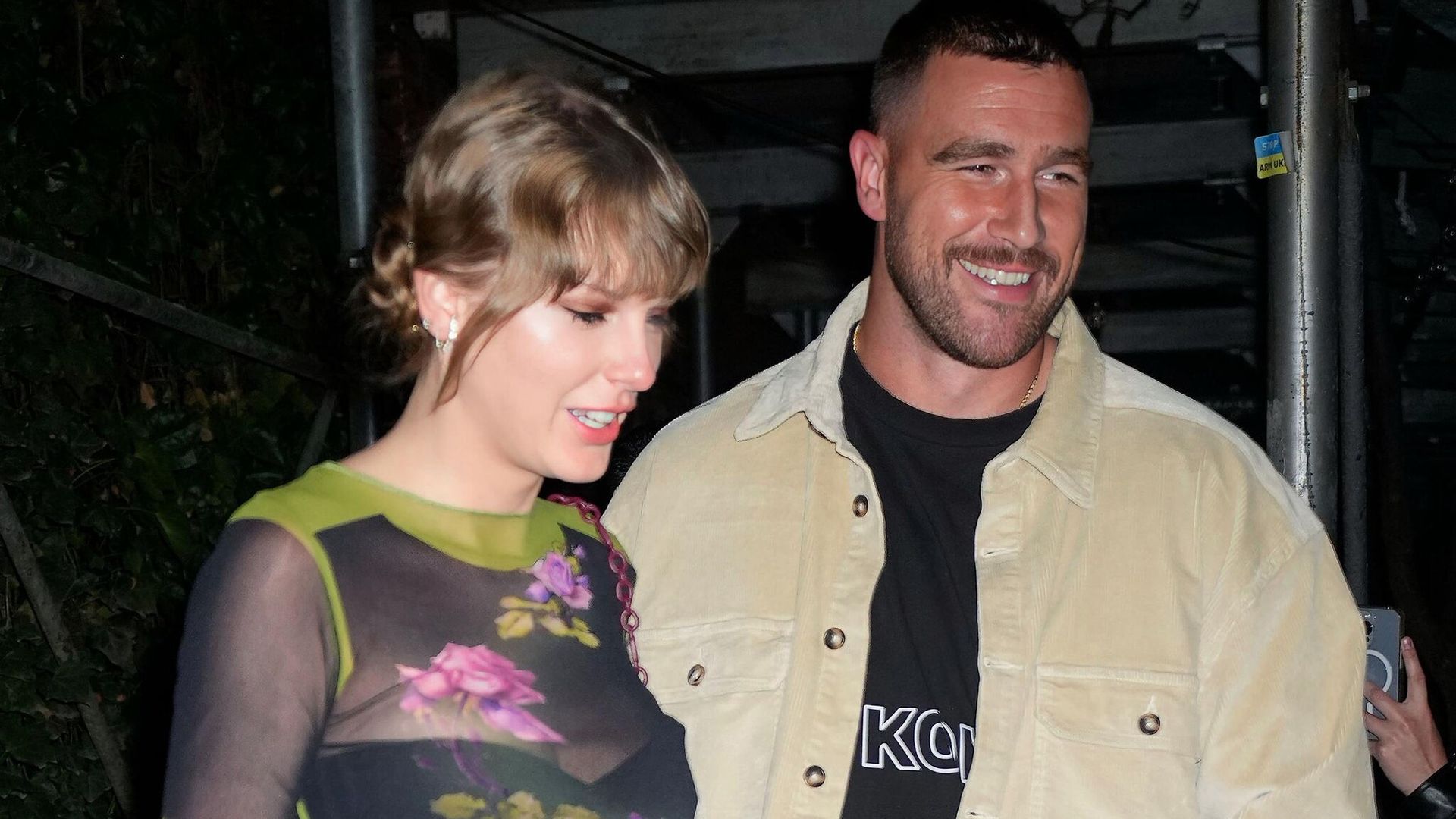 A su regreso de su romántico viaje con Taylor Swift, Travis Kelce se declarara feliz y enamorado