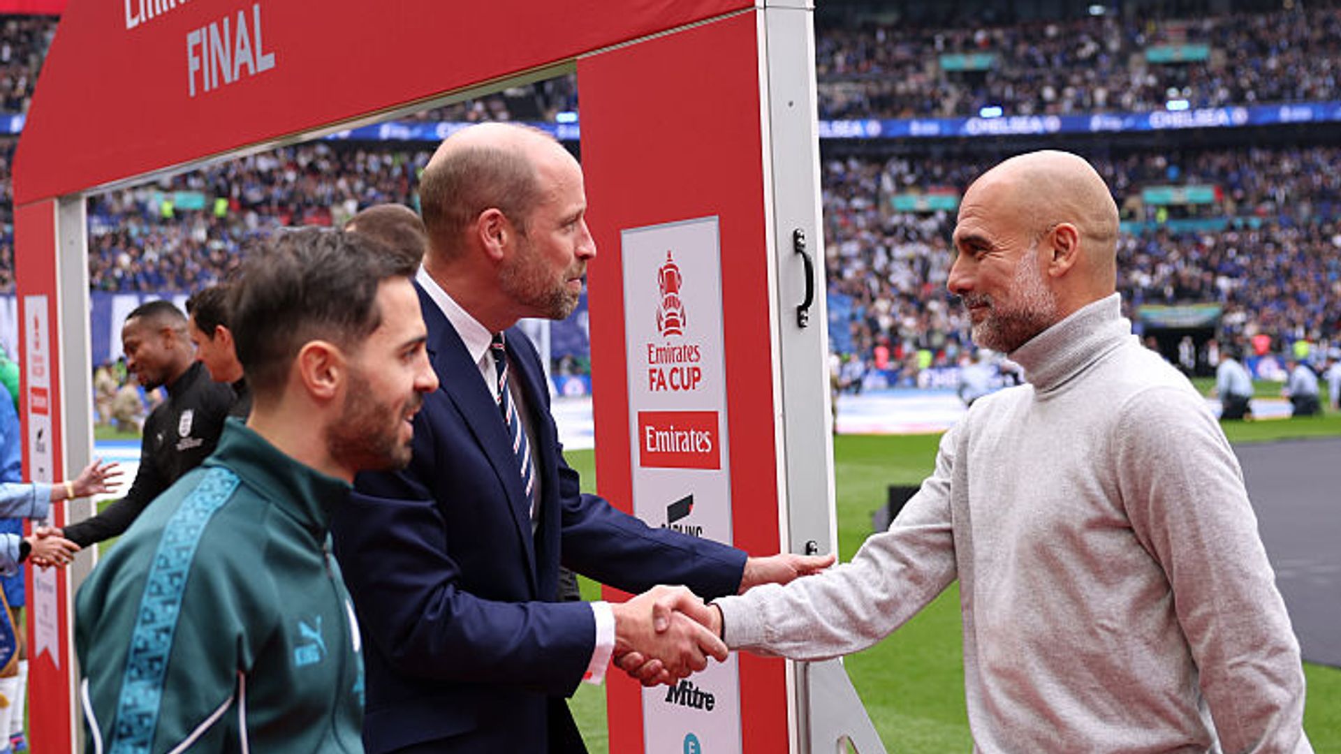 El príncipe Guillermo y Pep Guardiola protagonizan el gran momento de la FA Cup con un caluroso apretón de manos