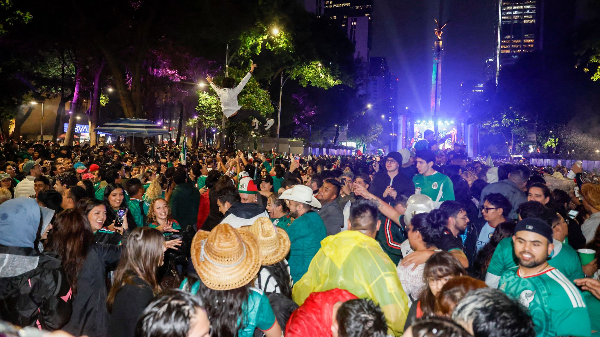 Miles de aficionados festejan en las inmediaciones del Ángel de la Independencia en la Ciudad de México.