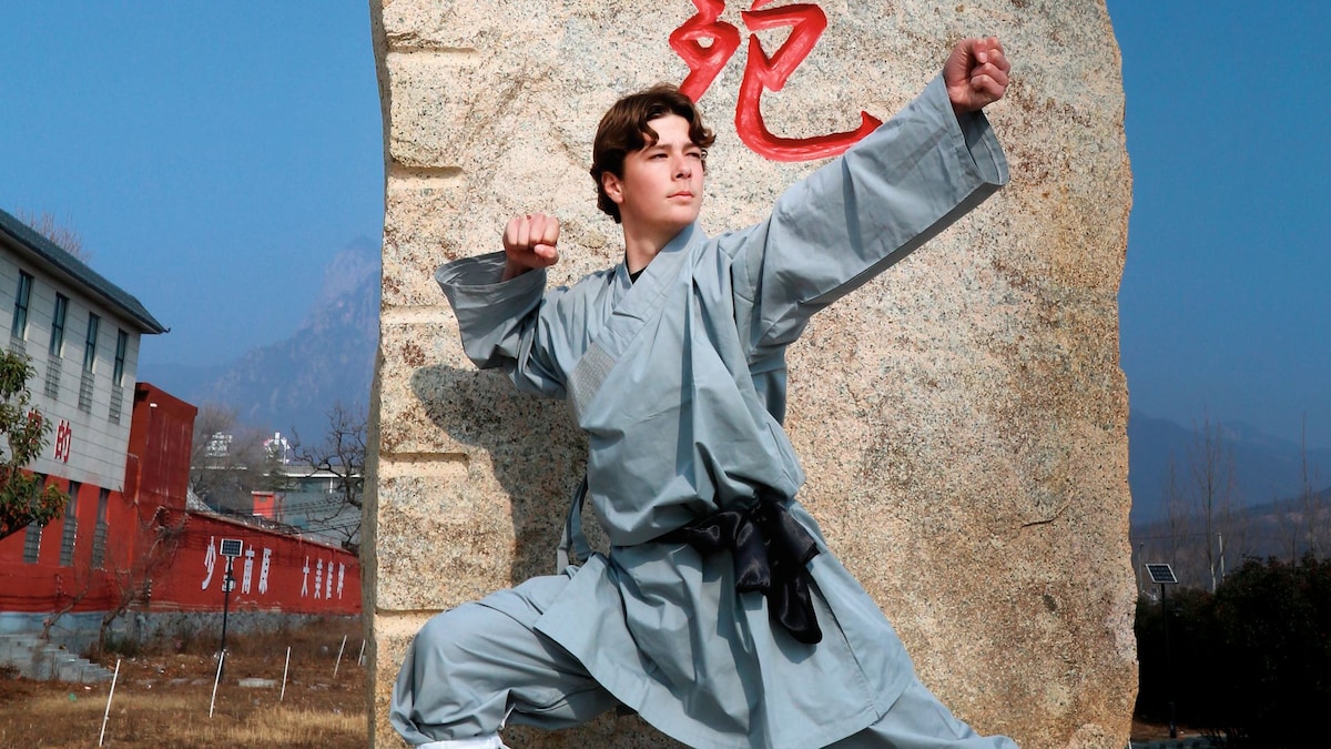 El príncipe Simeón de Bulgaria consigue el primer título de Shaolin Kung Fu y recibe su nombre chino: primeras fotos como alumno de la legendaria escuela