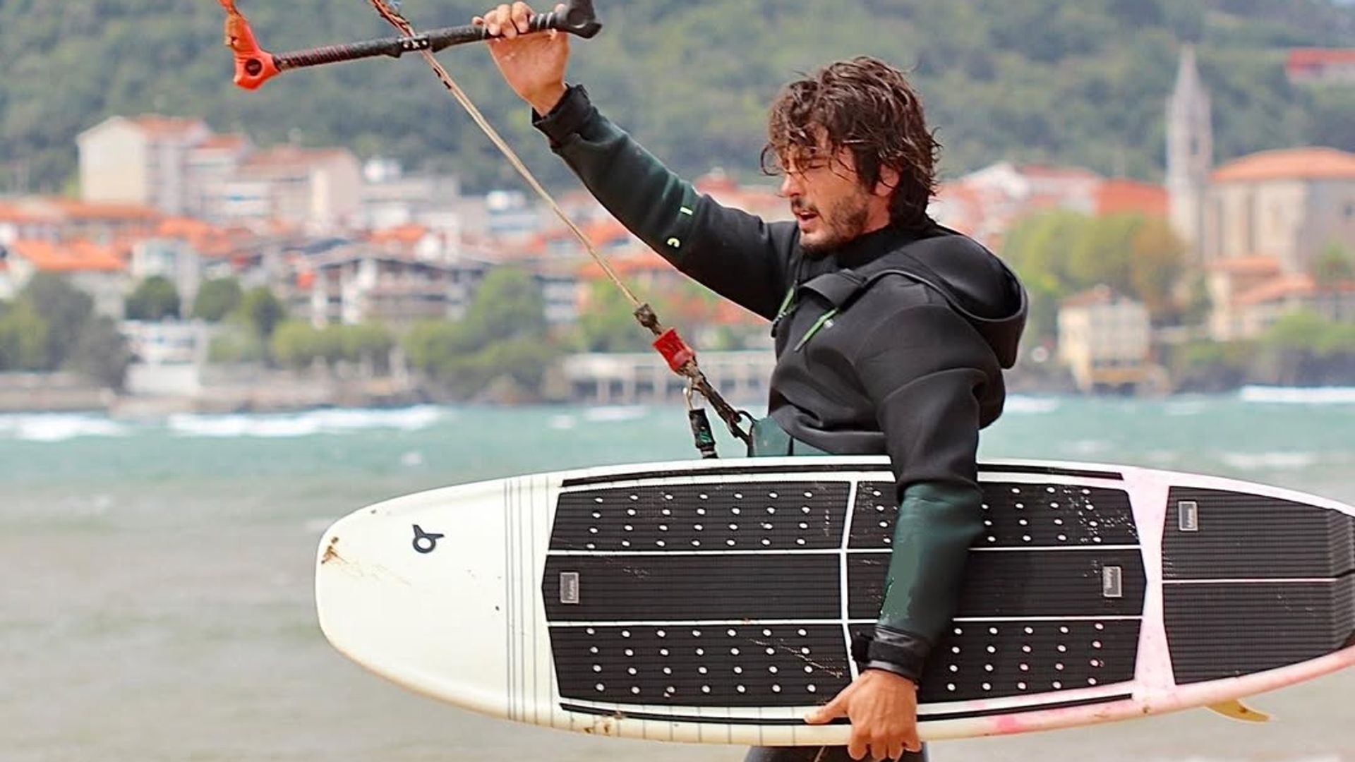 Las playas favoritas de Yon González en el País Vasco: aguas salvajes para el surf y paisajes impresionantes