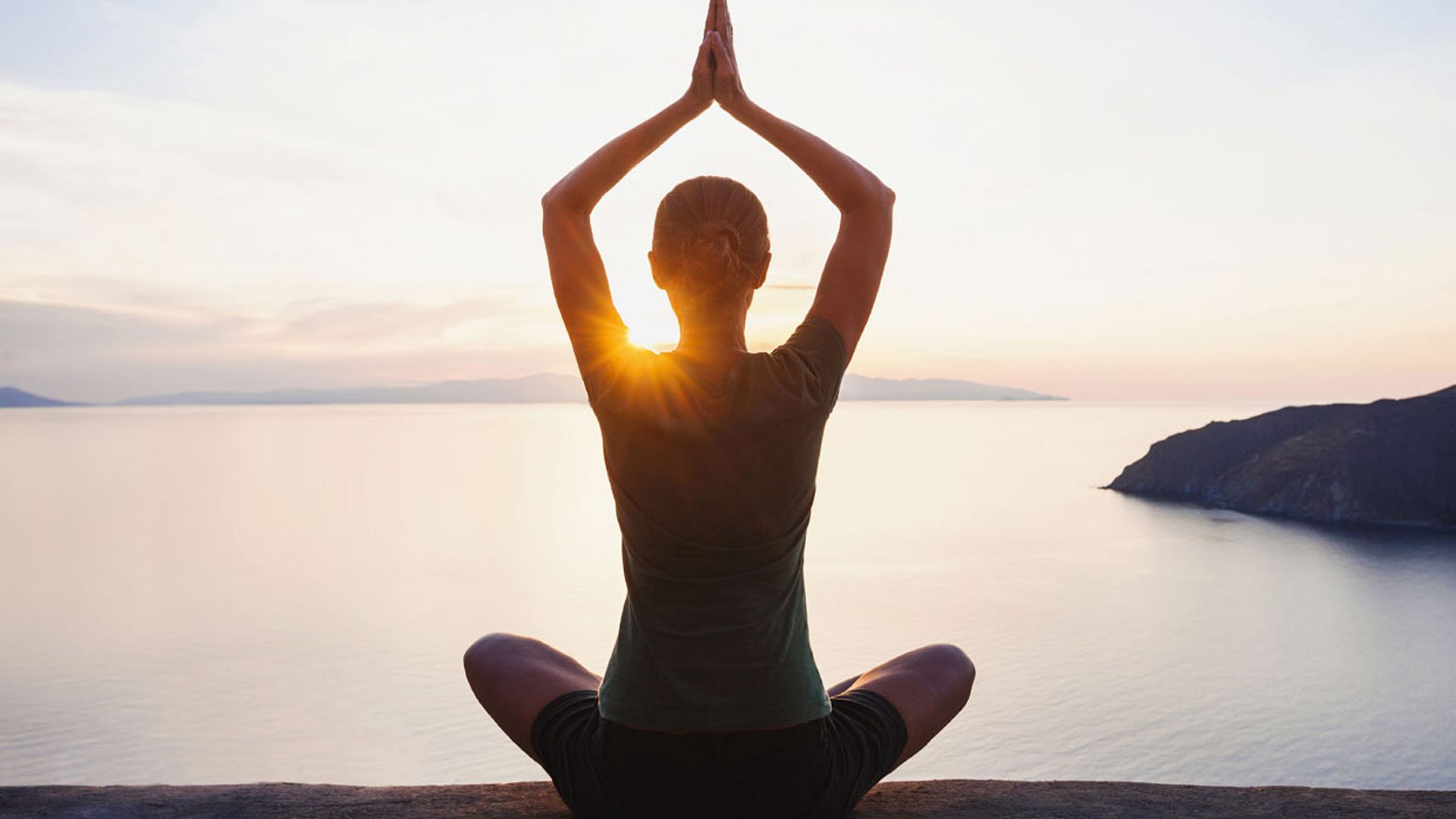 ¿Es mejor practicar yoga al amanecer o después de la jornada laboral?