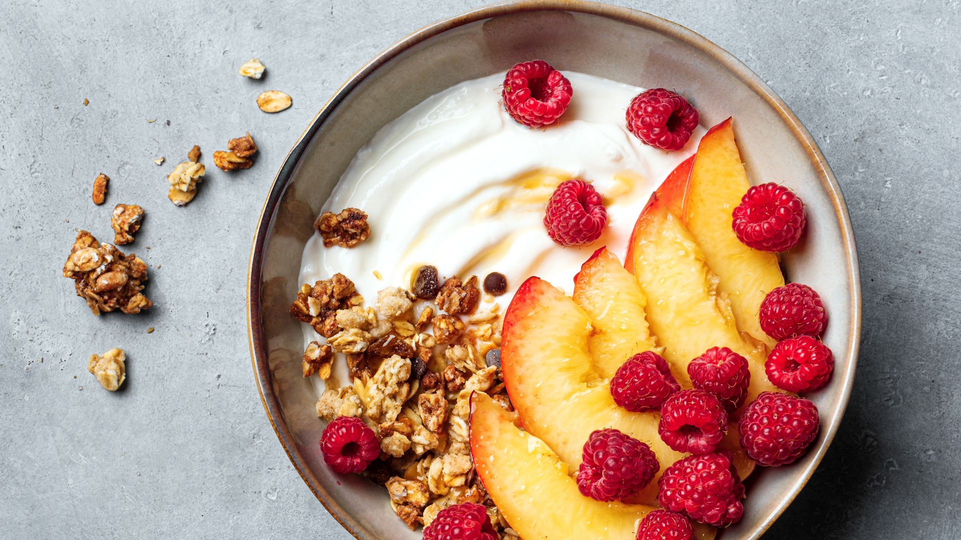 Bowl de yogur y fruta de verano.