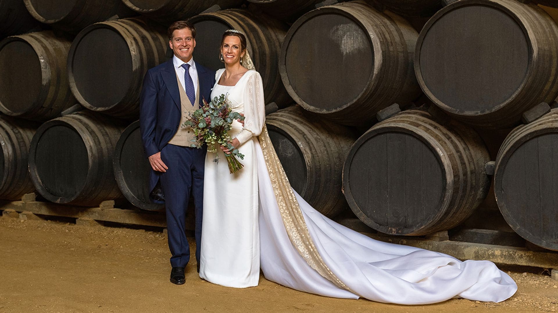 Ana, la novia que viajó de Suiza a Madrid para crear el vestido sencillo que llevó con mantilla familiar