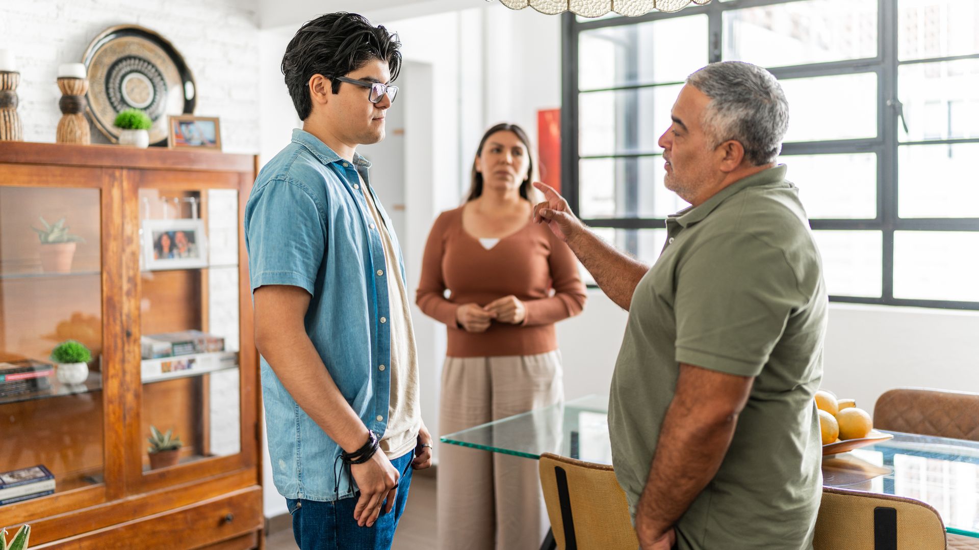 Padre habla serio con su hijo