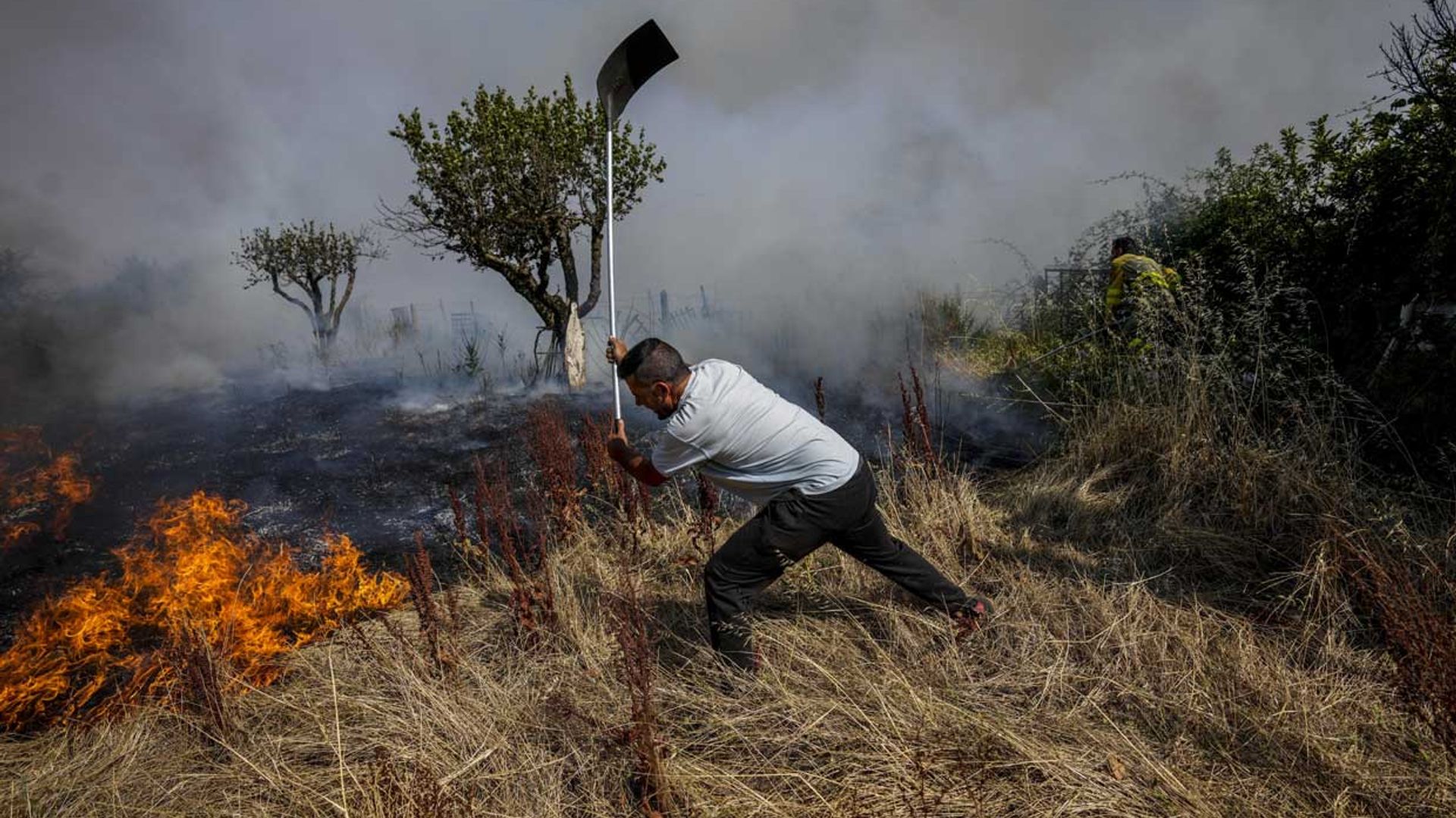 Los héroes anónimos de la ola de incendios que azota España, en imágenes