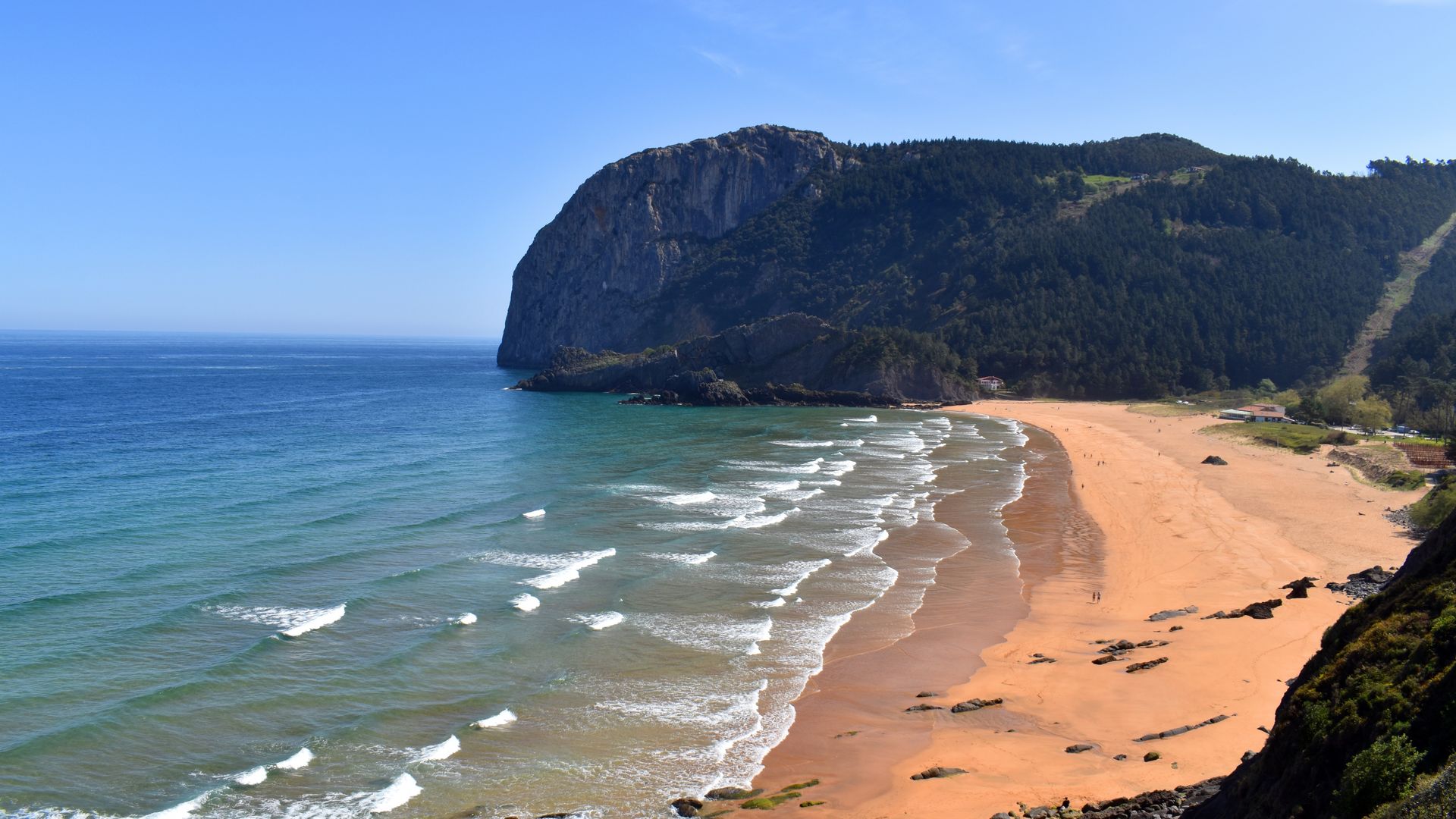 Laga, la playa salvaje de Urdaibai que enamora entre olas, dunas y el gigante de Ogoño