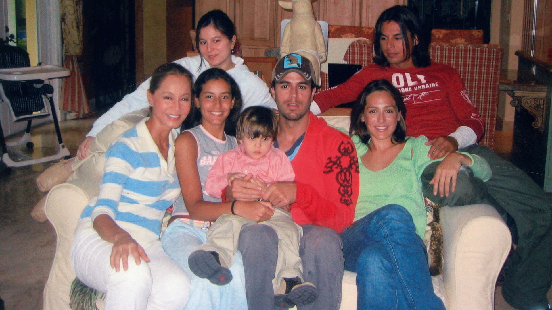 Una fotografía con todos sus hijos: Chábeli, Julio, Enrique, Tamara y Ana, y su primer nieto, Alejandro, que nació el 14 de enero de 2002