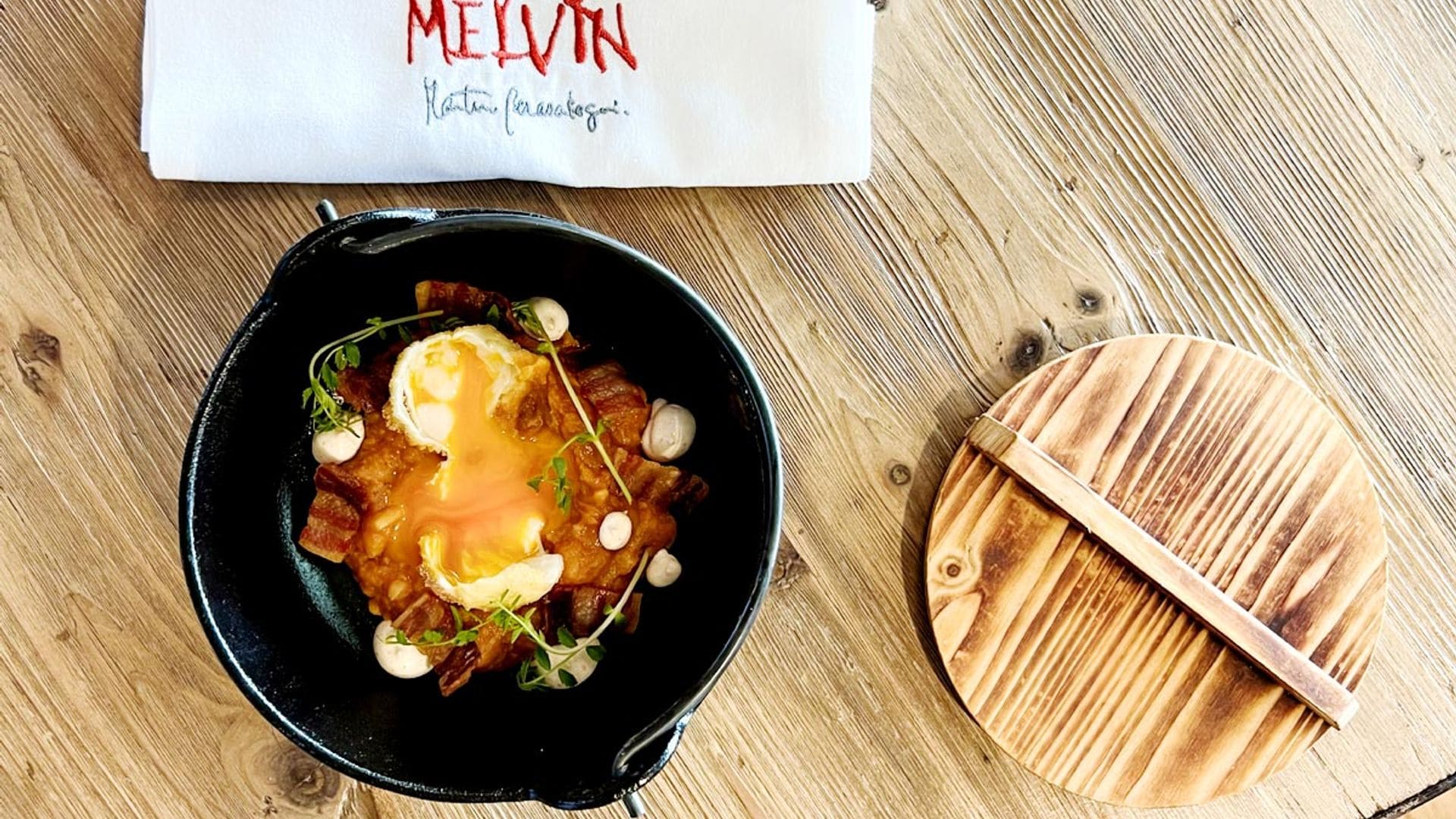Papa 'bonita' con huevo poché y torreznos