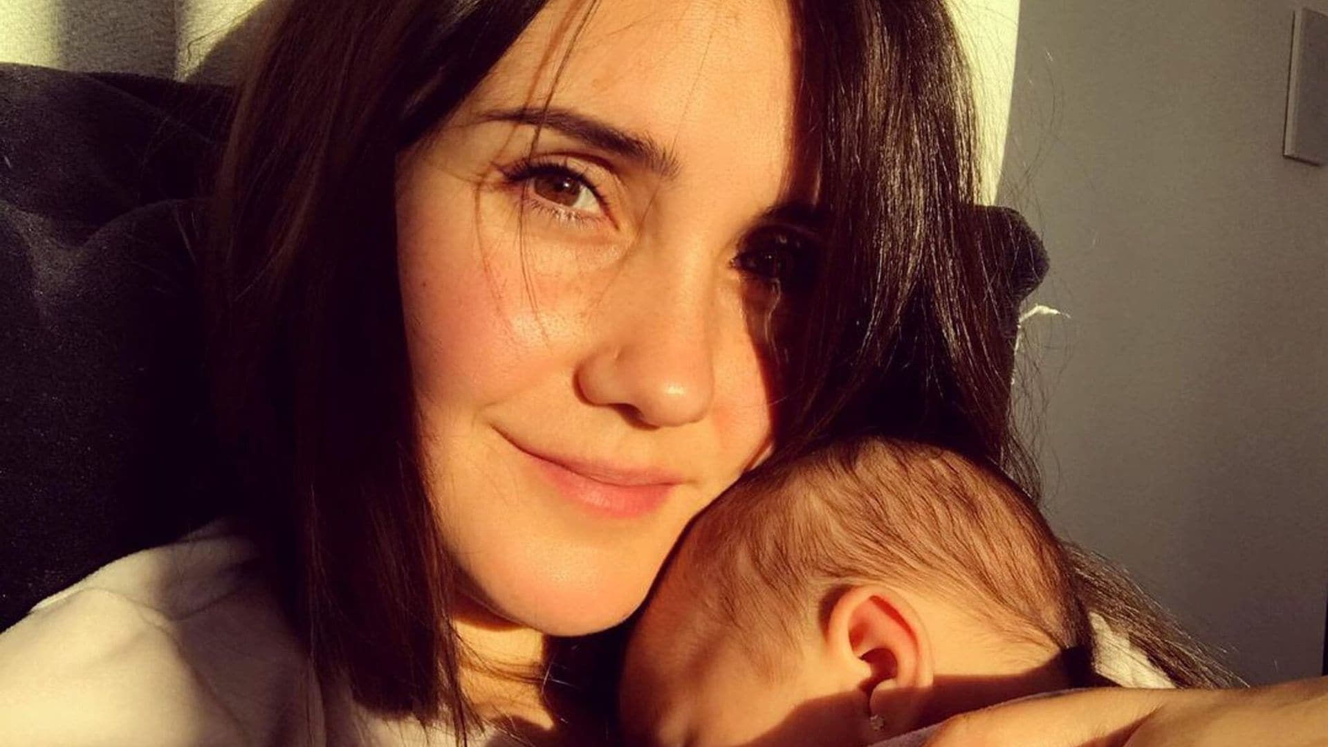 Dulce María presenta a su hija con un importante mensaje