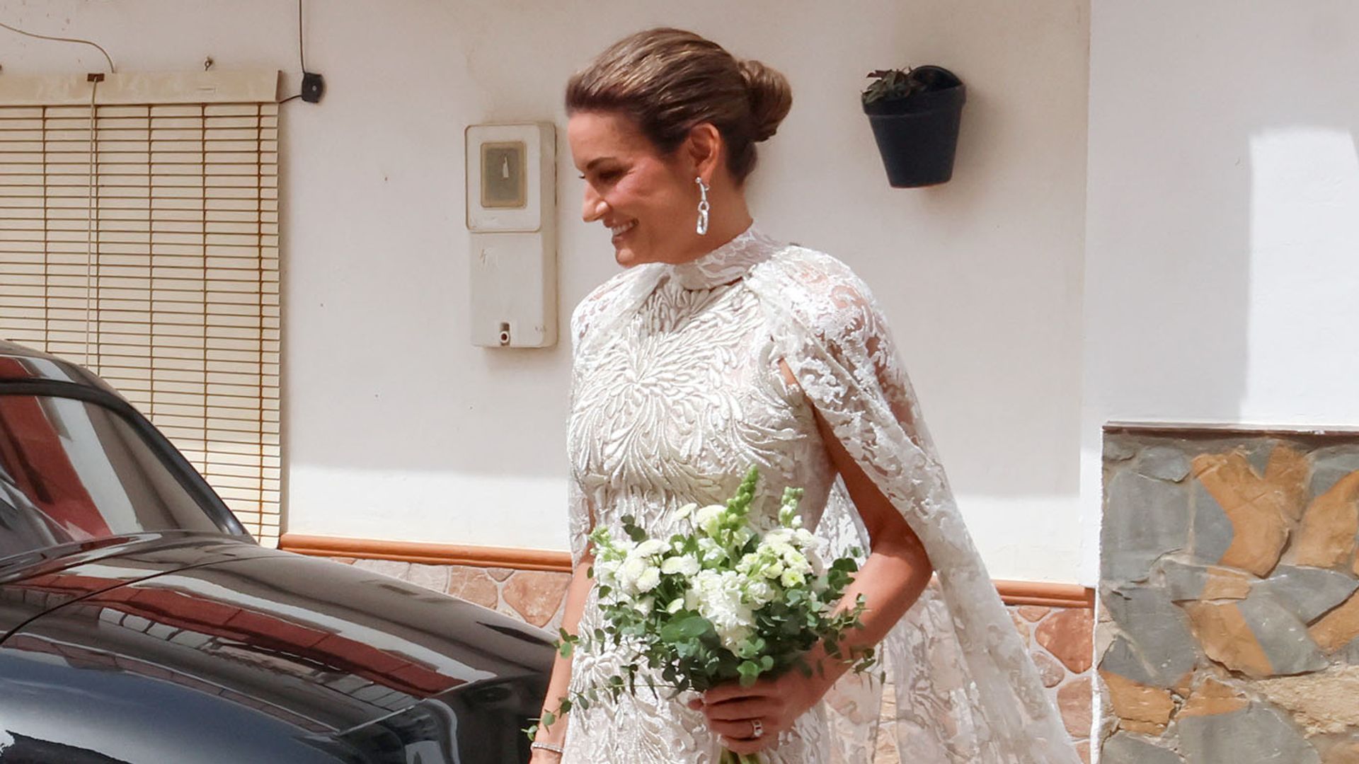 IMÁGENES EXCLUSIVAS. Los detalles del vestido de novia de Conchita Calderón: diseño colombiano, encaje italiano y pendientes esculturales