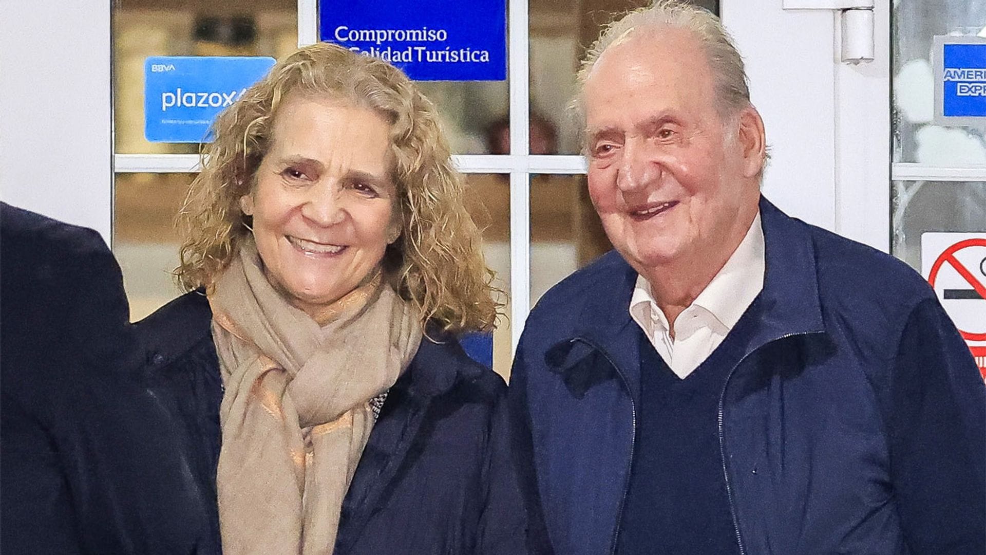 El rey Juan Carlos abandona Sanxenxo tras una agradable velada con la infanta Elena y la victoria de su barco el 'Bribón'