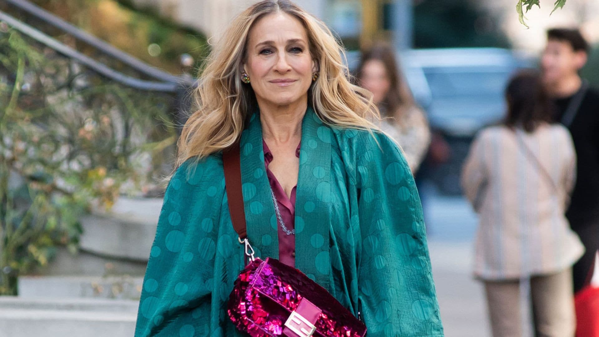 Sarah Jessica Parker ya lleva el color del año, el 'Viva magenta', en su mejor look de invitada