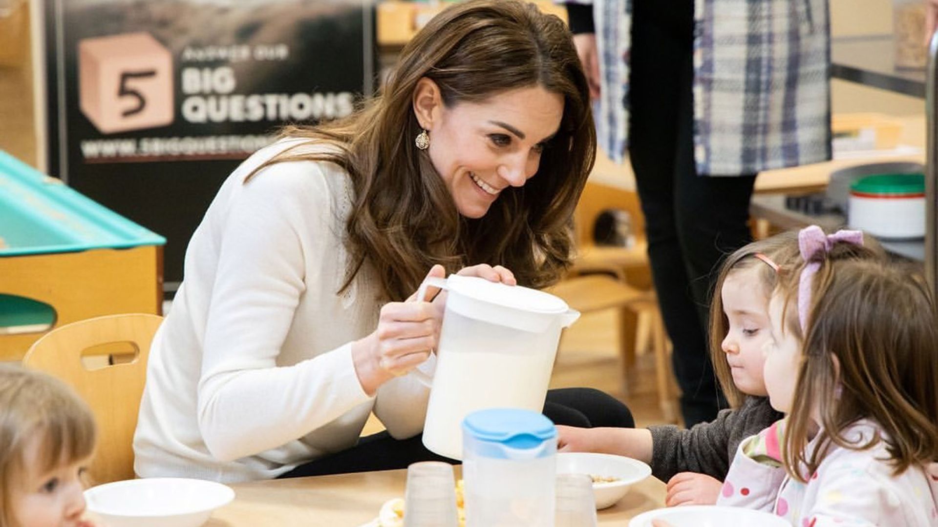 ¡Hora del desayuno! Kate Middleton con las manos en la masa en la cocina del cole