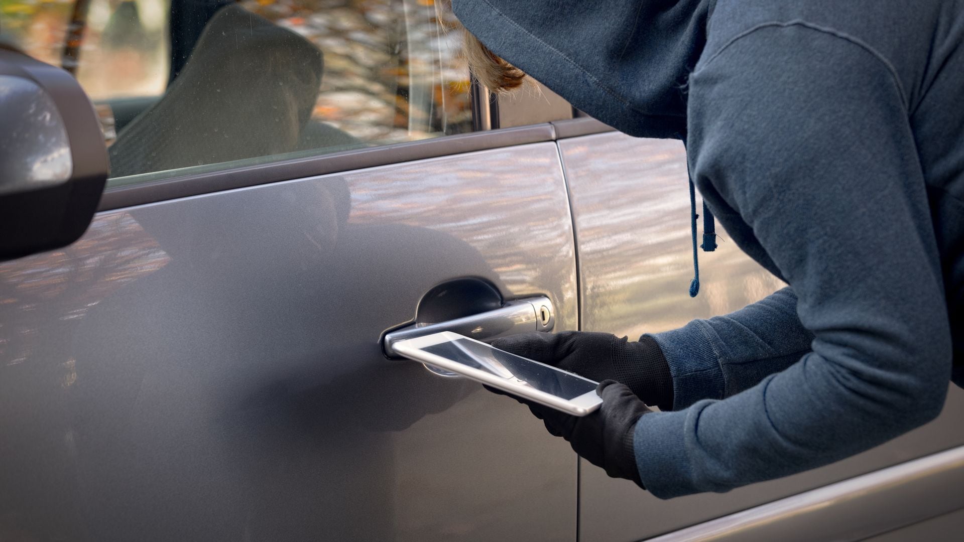 Ladrón utilizando tecnología para detectar si hay aparatos electrónicos dentro del coche