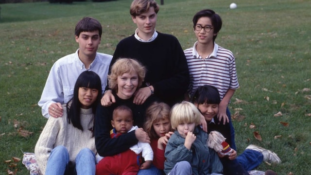 mia farrow habla en hola en noviembre de 1992