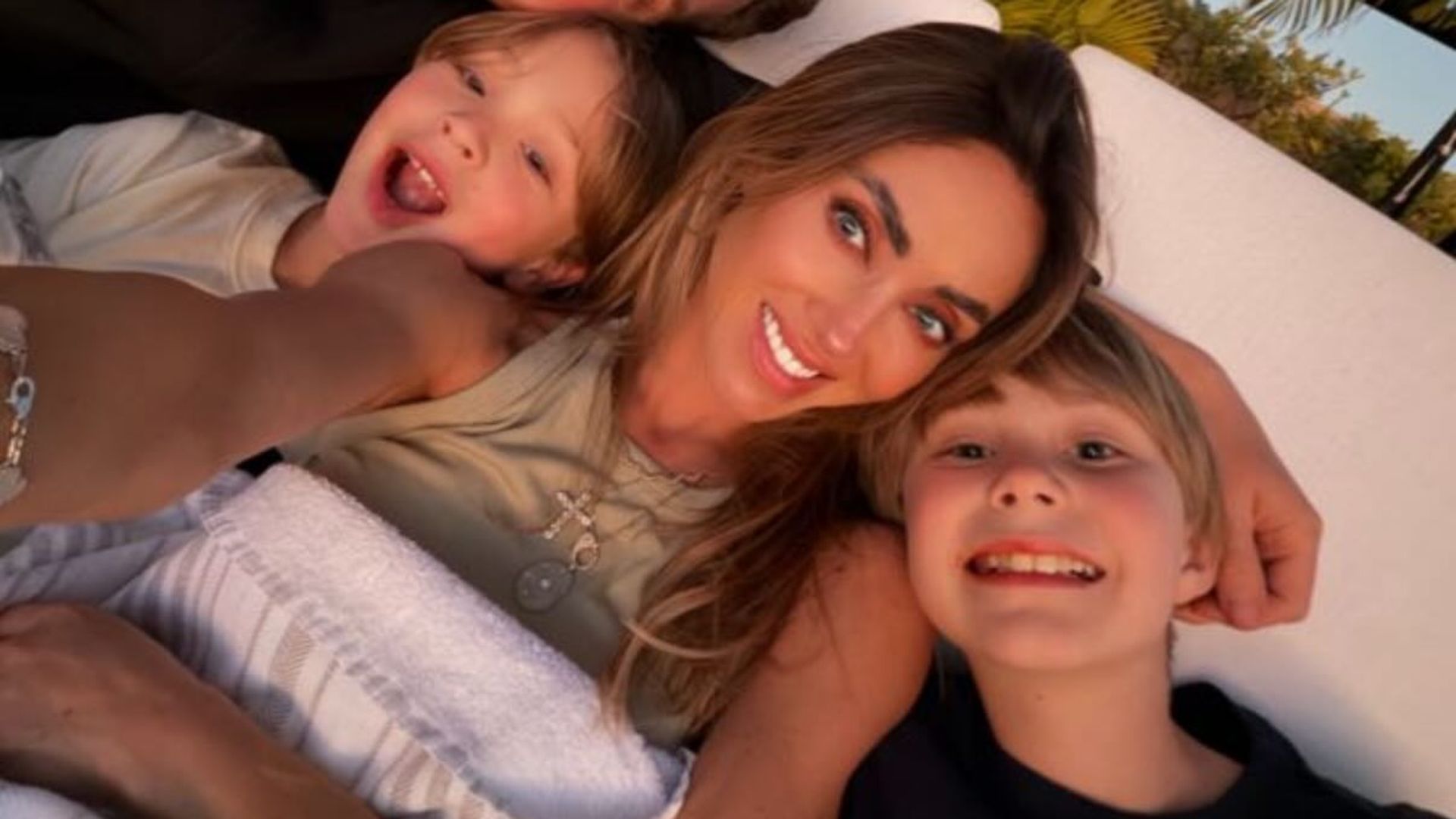 Manuel Velasco y Anahí con sus hijos 'Manu' y Emiliano. 