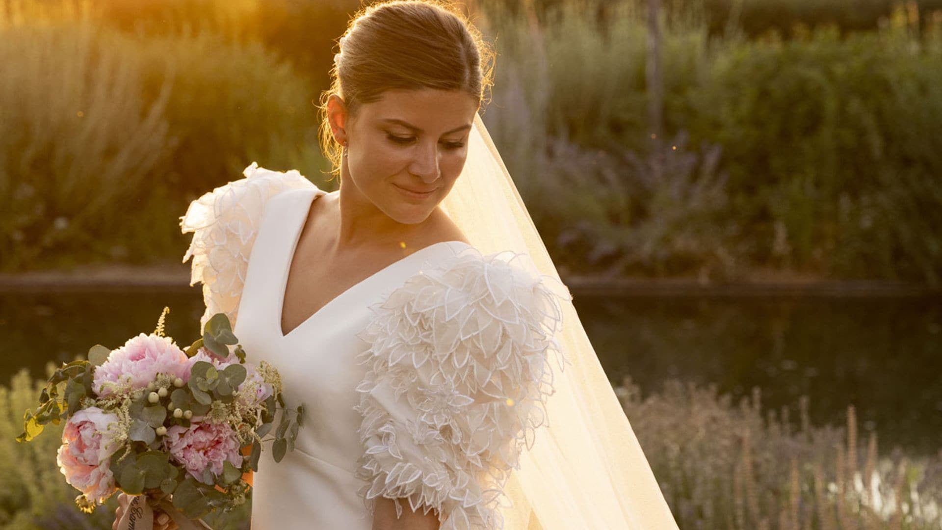Paula, la novia de las mangas de flores y el velo bordado que se casó con su primer amor