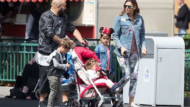 irene rosales y kiko rivera  en familia durante su vista a disney world