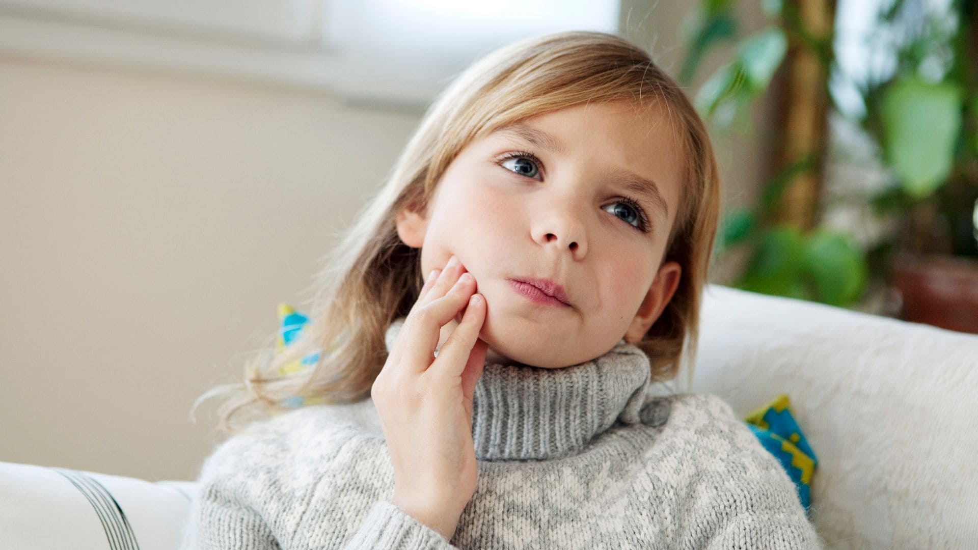Niña con dolor de mandíbula