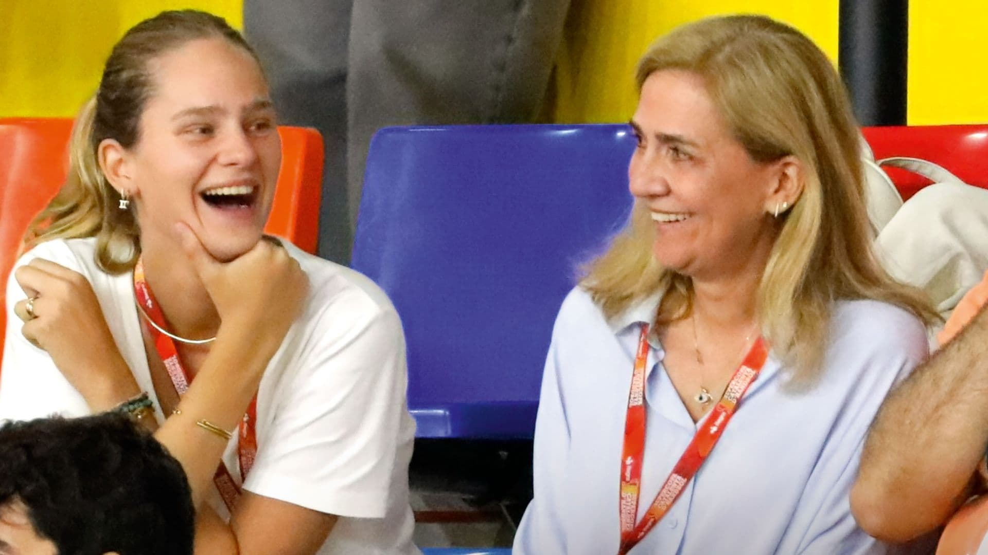 Madre e hija ríen durante el partido