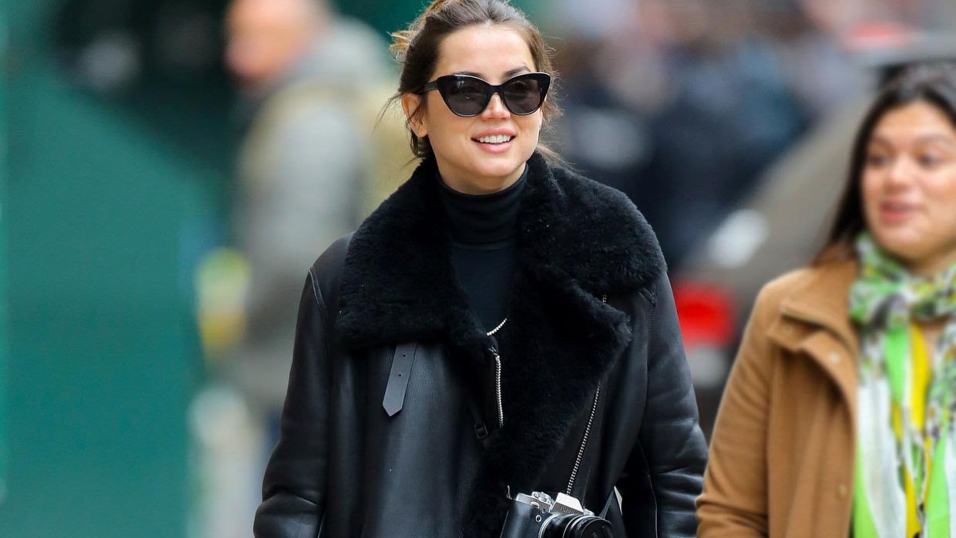 El reto de Ana de Armas en Nueva York: mismos básicos, 2 looks diferentes