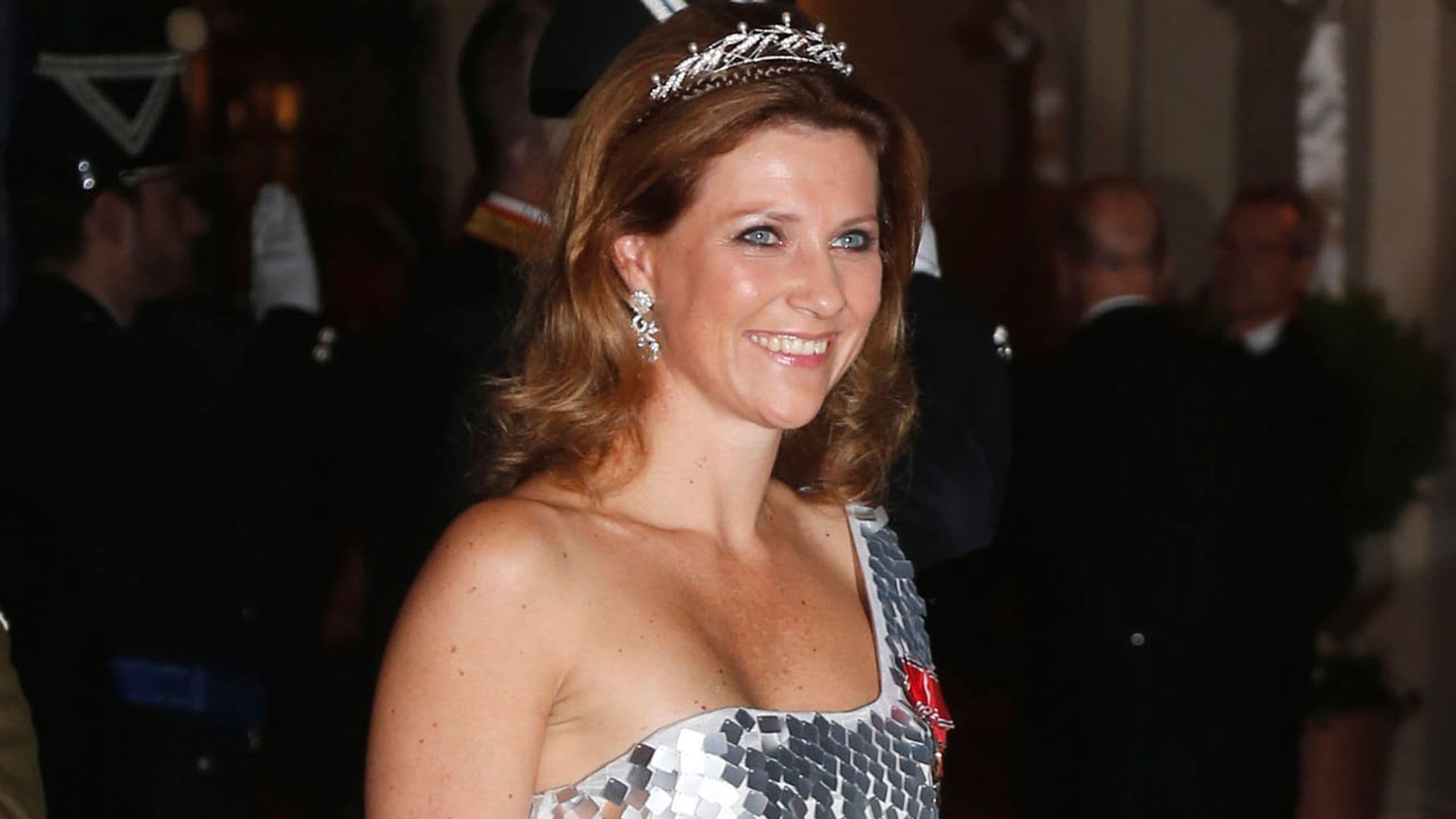 Marta Luisa de Noruega, con la tiara de espigas que le regaló su abuelo, en la cena de gala con motivo de la boda entre los príncipes Guillermo y Stephanie de Luxemburgo