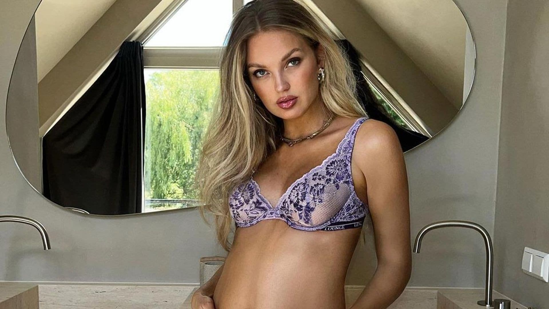 Romee Strijd despeja una gran incógnita de su embarazo con un divertido posado en familia