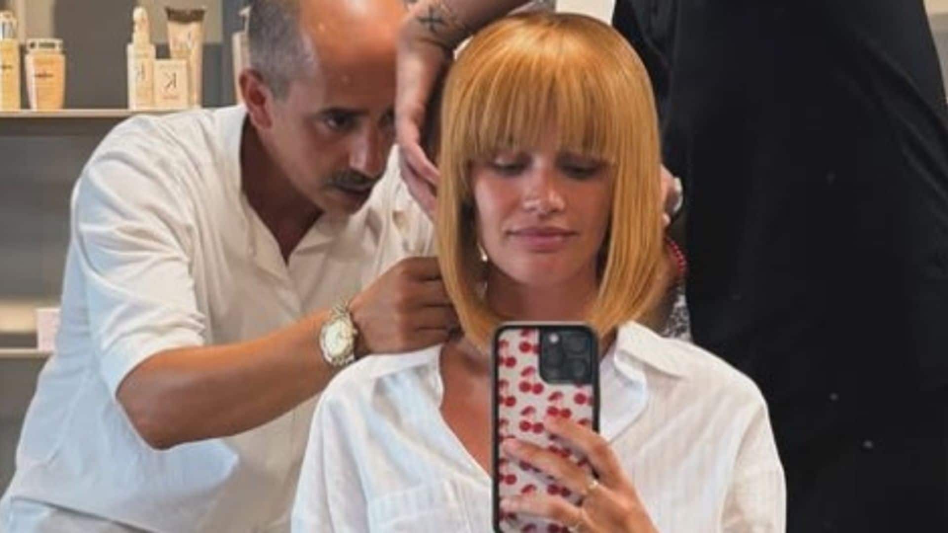 Sara Sampaio en la peluquería con peluca de bob con flequillo largo