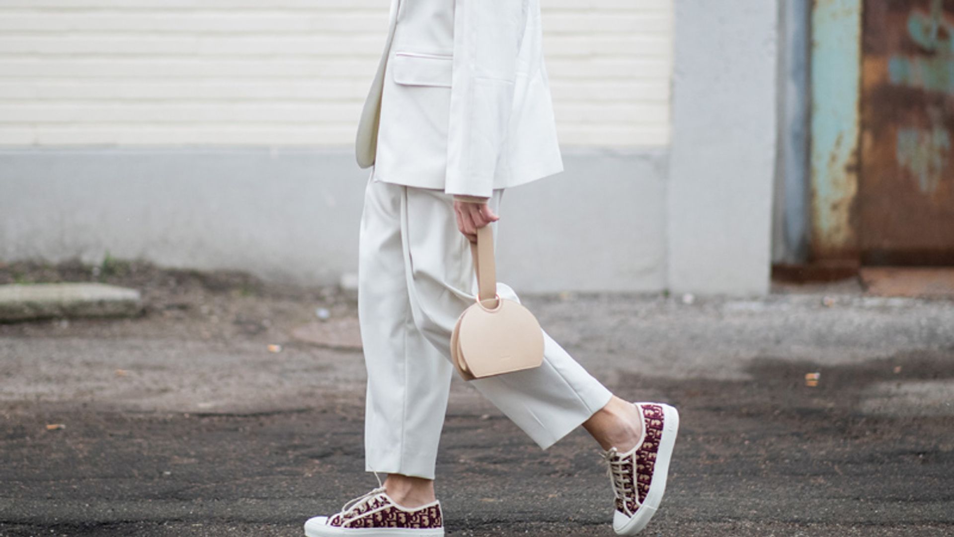 Con vestidos, vaqueros o faldas: 10 zapatillas estampadas que van con todo