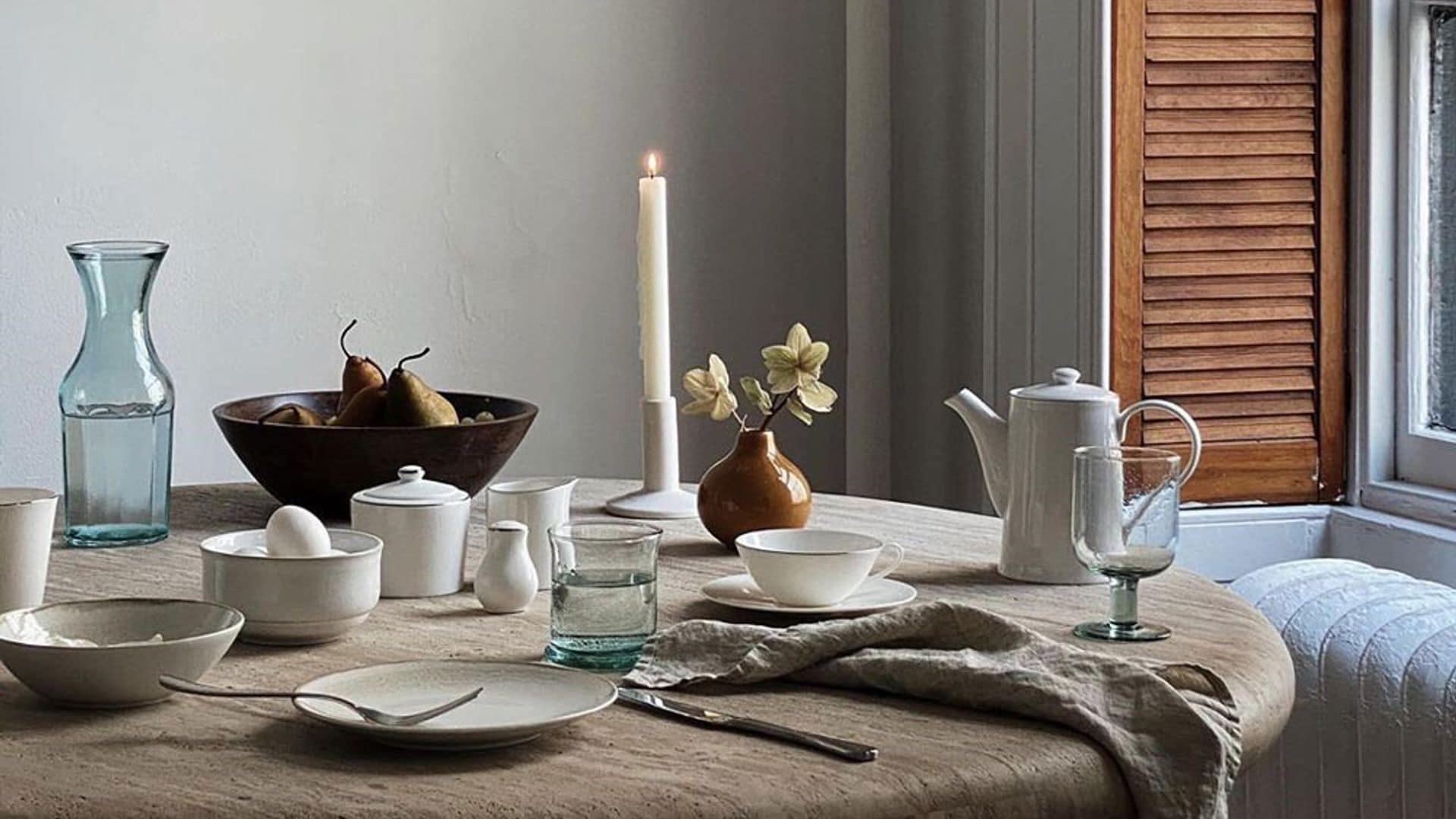 Apuesta por la elegancia y la sostenibilidad en tu mesa con estas jarras y vasos de diseño